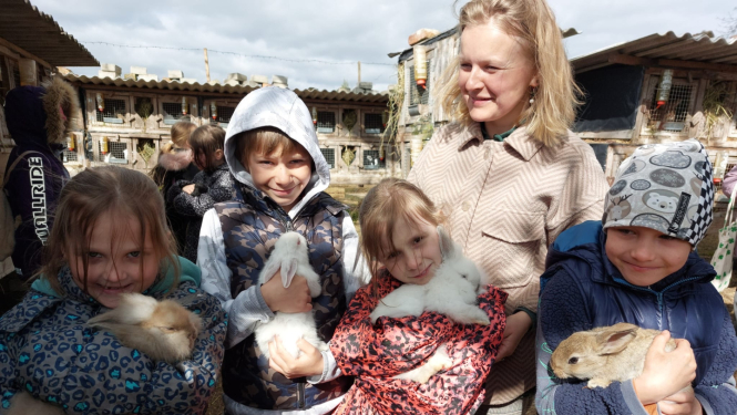 Bērni ar dzīvniekiem