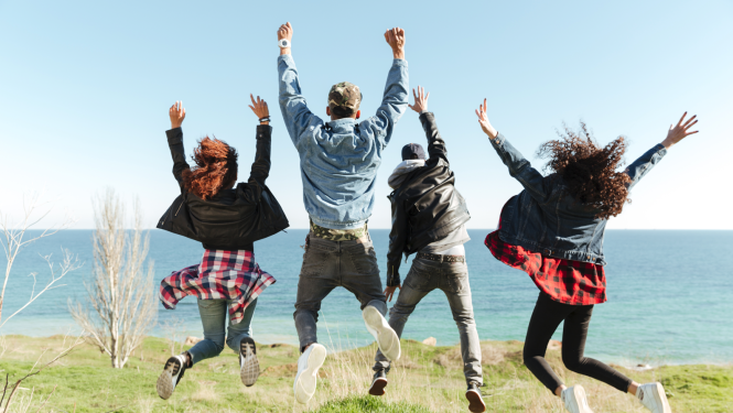 4 jauniešu silueti pie jūras