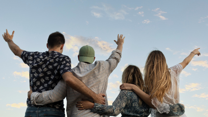 4 jauniešu silueti no mugurpuses