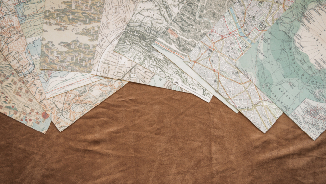 Vairākas kartes uz brūna fona