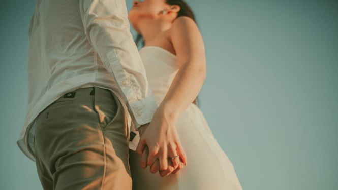 Vīrietis un sieviete, kas sadevušies rokās