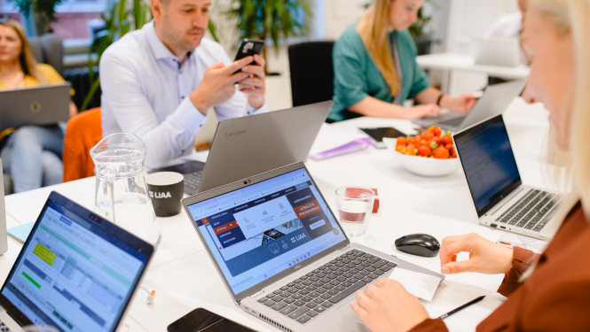 Cilvēki pie portatīvajiem datoriem