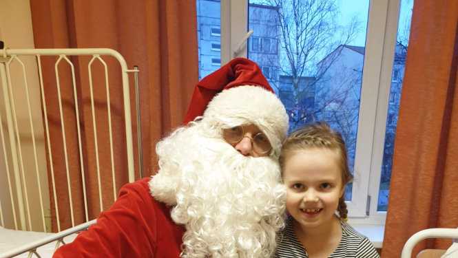 Ziemassvētku vecītis apciemo bērnus slimnīcā
