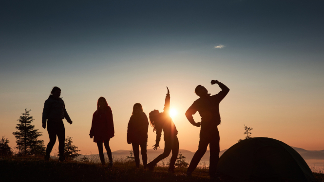 5 jauniešu silueti saulrietā