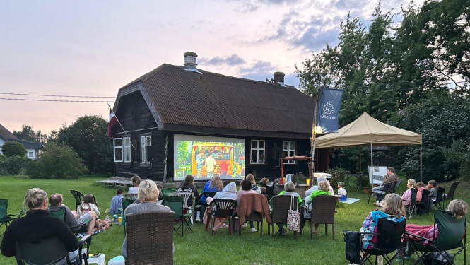 Brīvdabas kino, kuru skatās personas krēslos