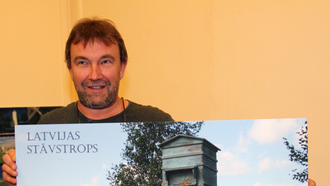 Pieminekļa vizualizācija kopā ar autoru Kristapu Gulbi