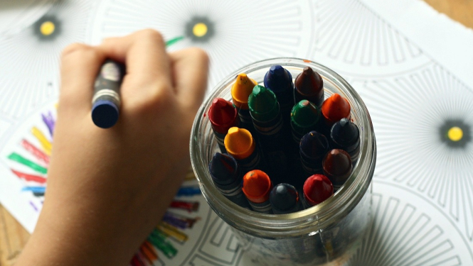 Mazaizsargāto ģimeņu bērniem iespējams saņemt bezmaksas skolas preču komplektus