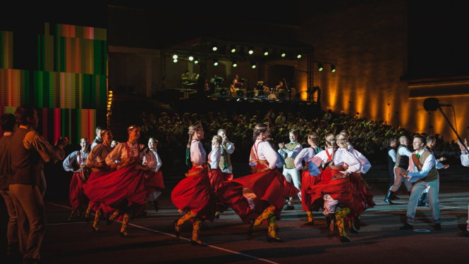 Skats ar dejotājiem