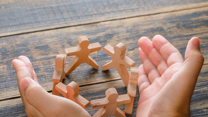 Rokas un koka cilvēciņi