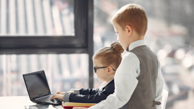 Divi skolēni strādā svarīgu darbu