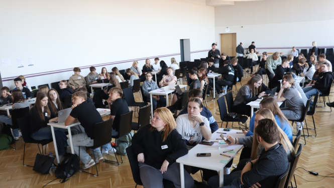 Hakatona dalībnieki darba procesā