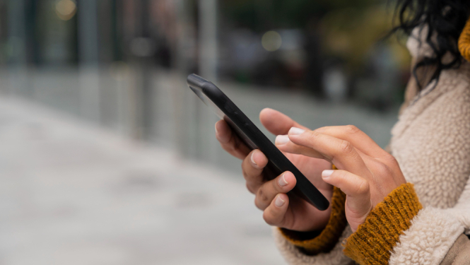 Persona ar telefonu rokās