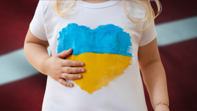 Bērns ar baltu krekliņu