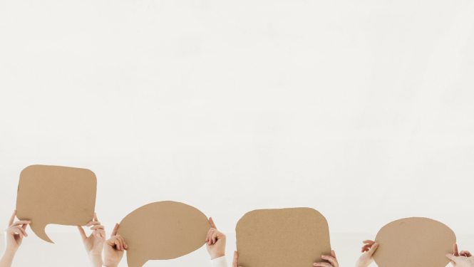 Rokas ar kartona plāksnēm