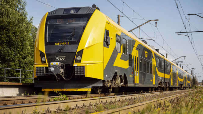 Vivi vilciens brauc pa sliedēm