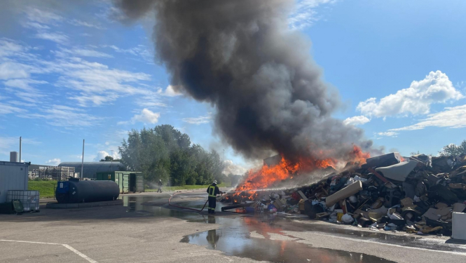 Deg atkritumi ar atklātu liesmu