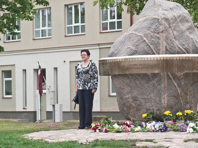 Slampē atklāts piemineklis represētajiem pagasta iedzīvotājiem