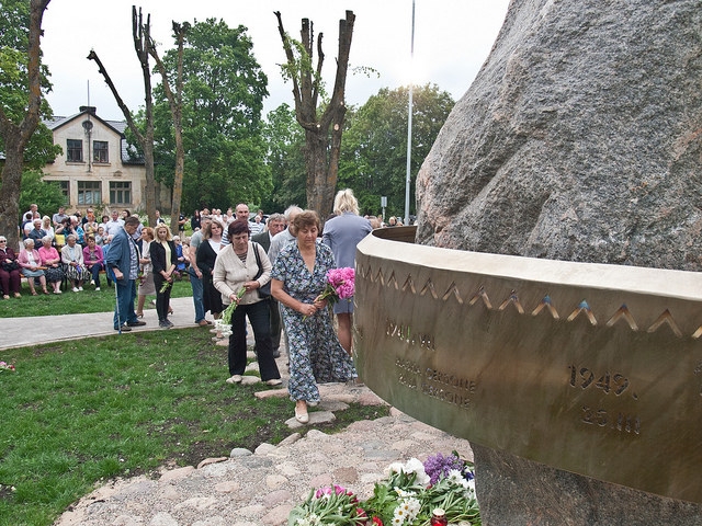 Slampē atklāts piemineklis represētajiem pagasta iedzīvotājiem