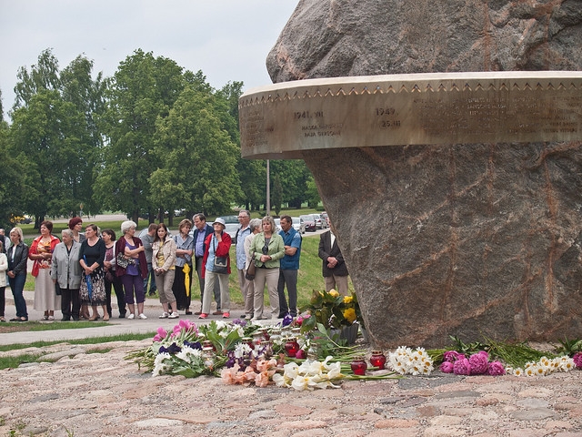 Slampē atklāts piemineklis represētajiem pagasta iedzīvotājiem