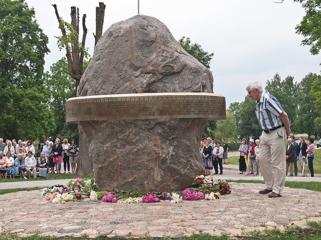 Slampē atklāts piemineklis represētajiem pagasta iedzīvotājiem