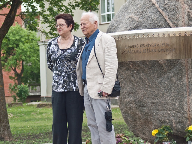 Slampē atklāts piemineklis represētajiem pagasta iedzīvotājiem