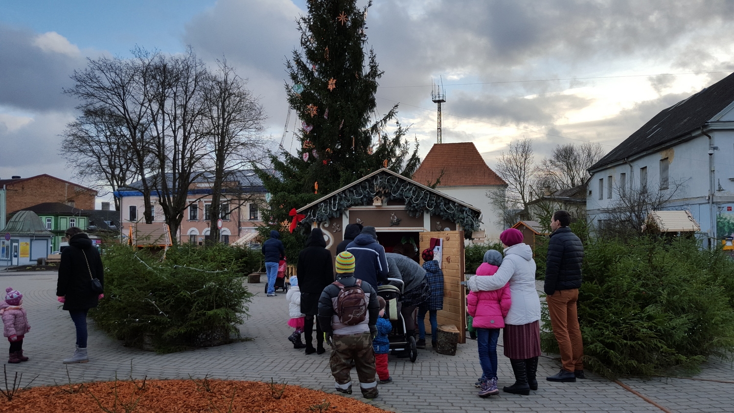 Ziemassvētku vecītis Brīvības laukumā tiekas ar bērniem