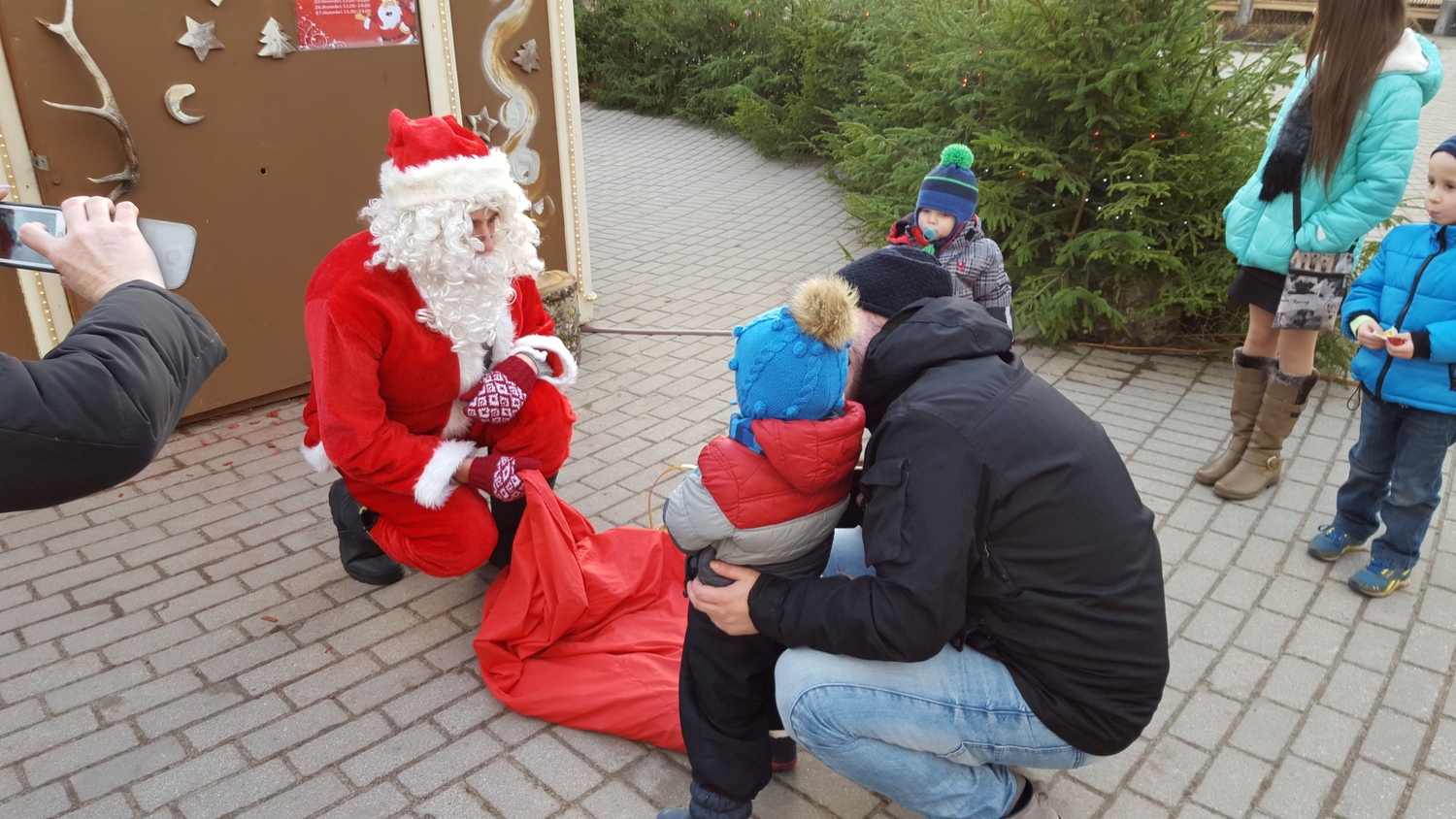 Ziemassvētku vecītis Brīvības laukumā tiekas ar bērniem