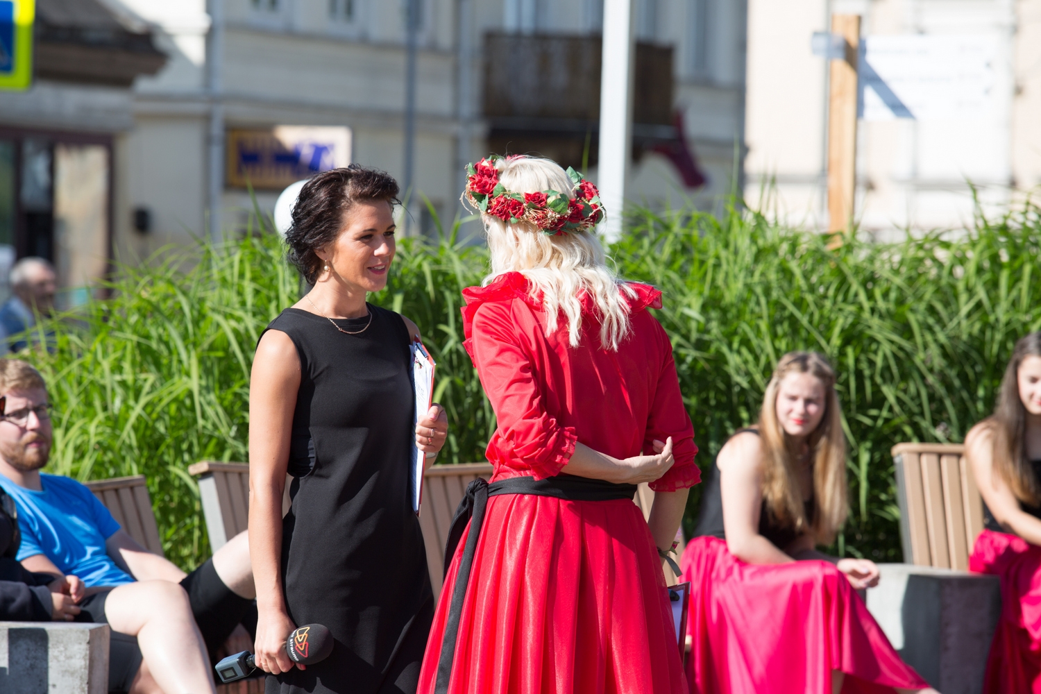 Pirmās rozes ievīšana Rožu vainagā