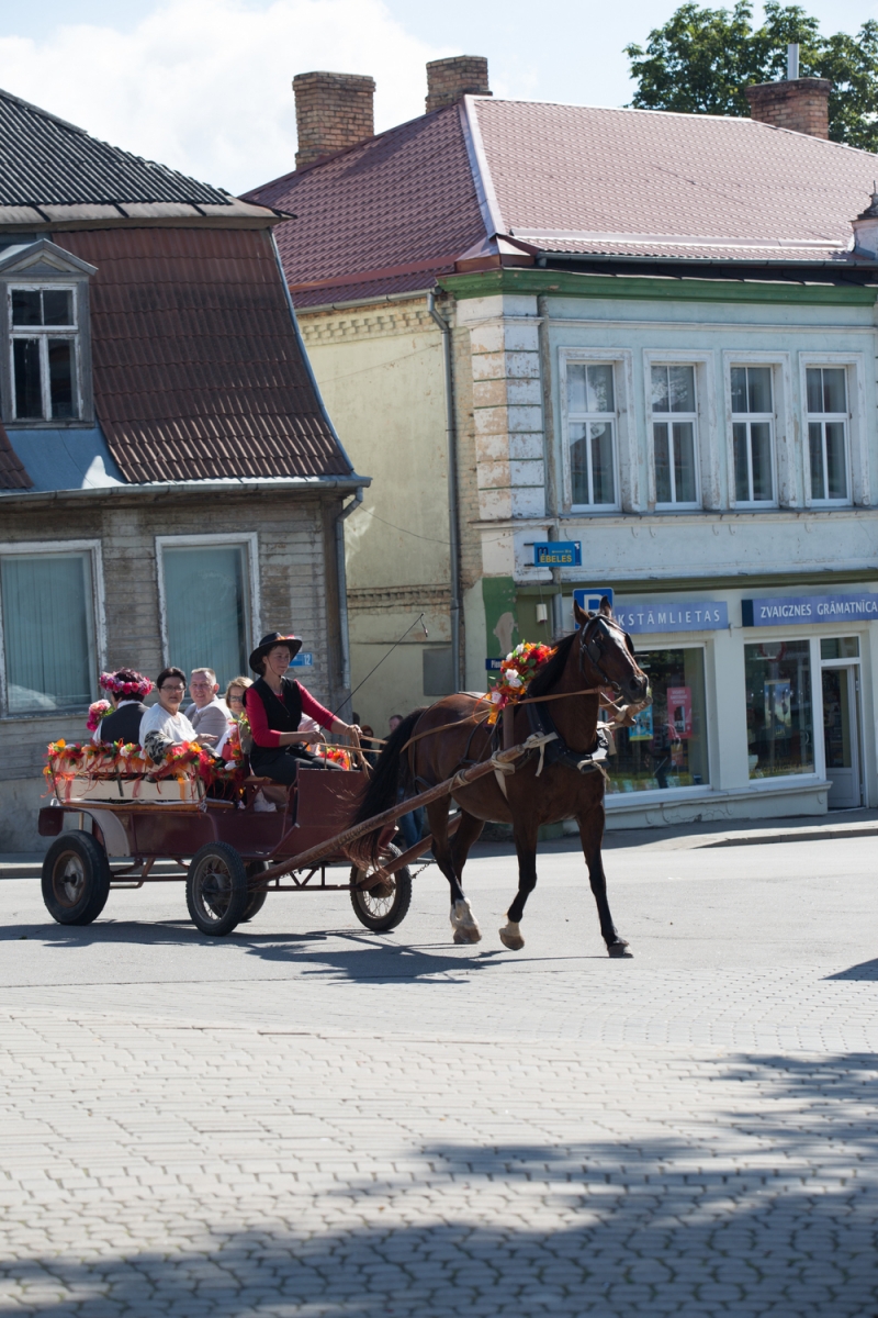 Pirmās rozes ievīšana Rožu vainagā