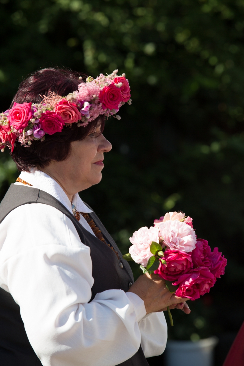 Pirmās rozes ievīšana Rožu vainagā