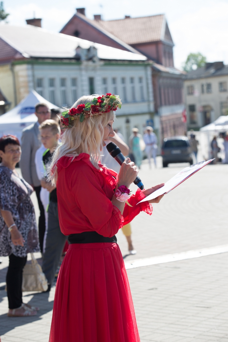 Pirmās rozes ievīšana Rožu vainagā