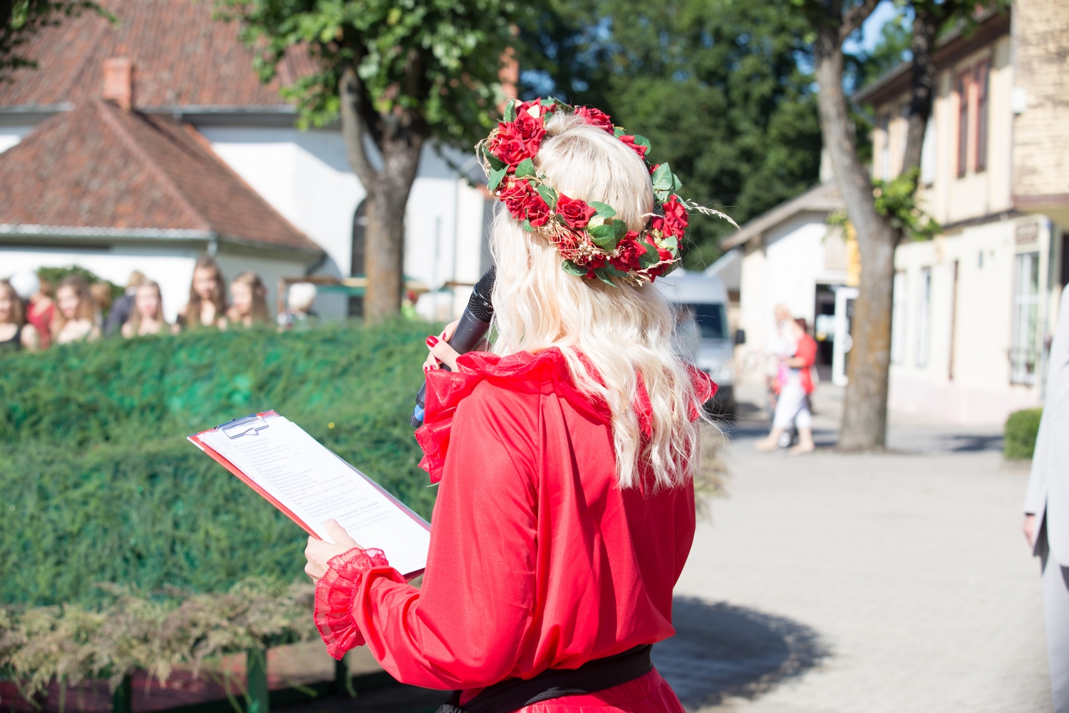 Pirmās rozes ievīšana Rožu vainagā