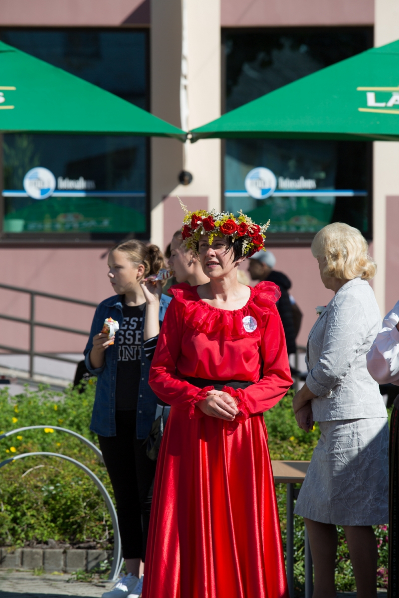 Pirmās rozes ievīšana Rožu vainagā