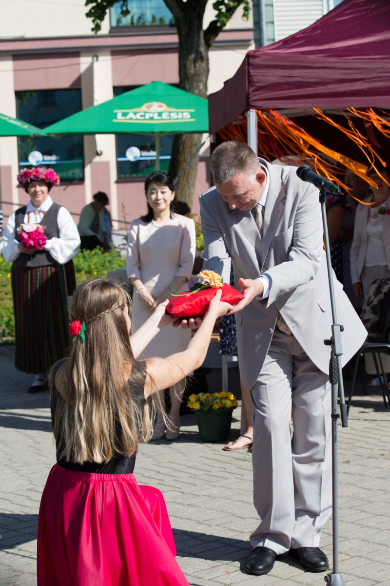 Pirmās rozes ievīšana Rožu vainagā