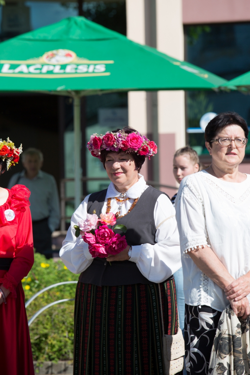 Pirmās rozes ievīšana Rožu vainagā