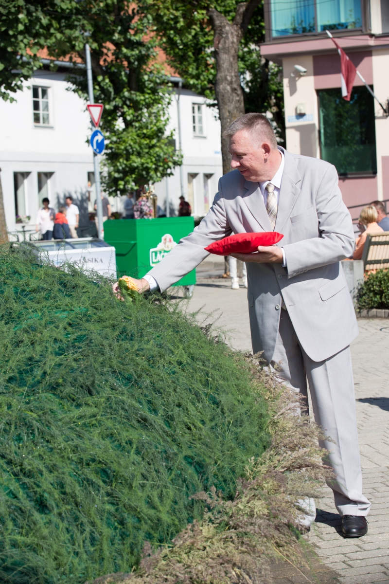 Pirmās rozes ievīšana Rožu vainagā