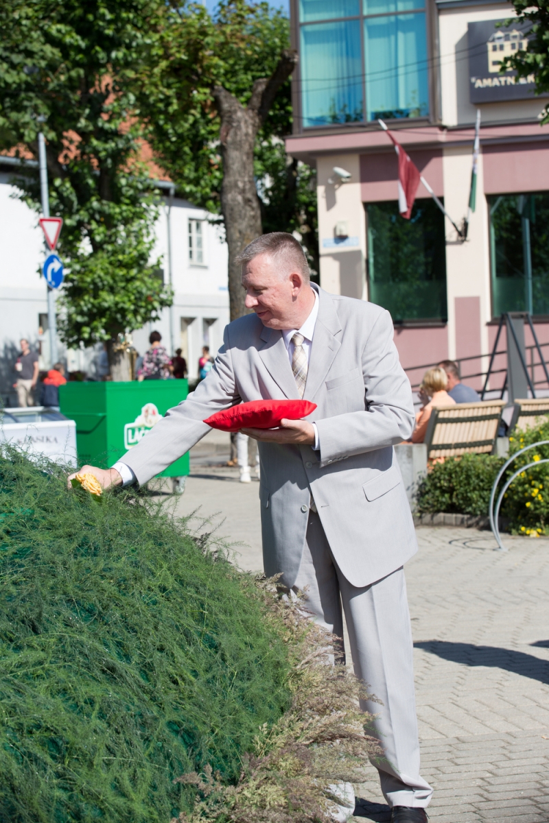 Pirmās rozes ievīšana Rožu vainagā