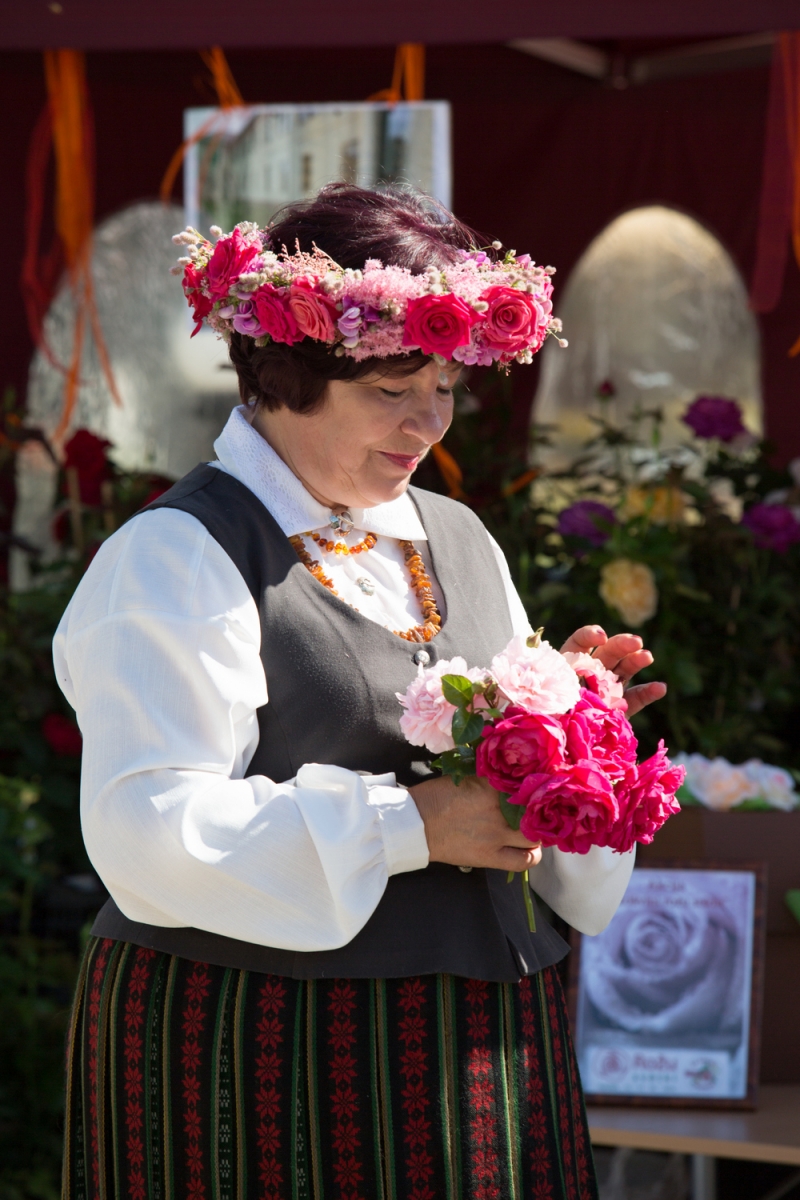 Pirmās rozes ievīšana Rožu vainagā