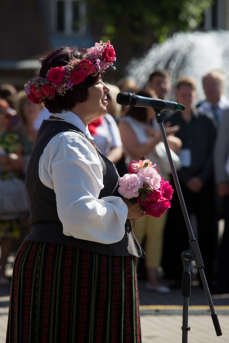 Pirmās rozes ievīšana Rožu vainagā