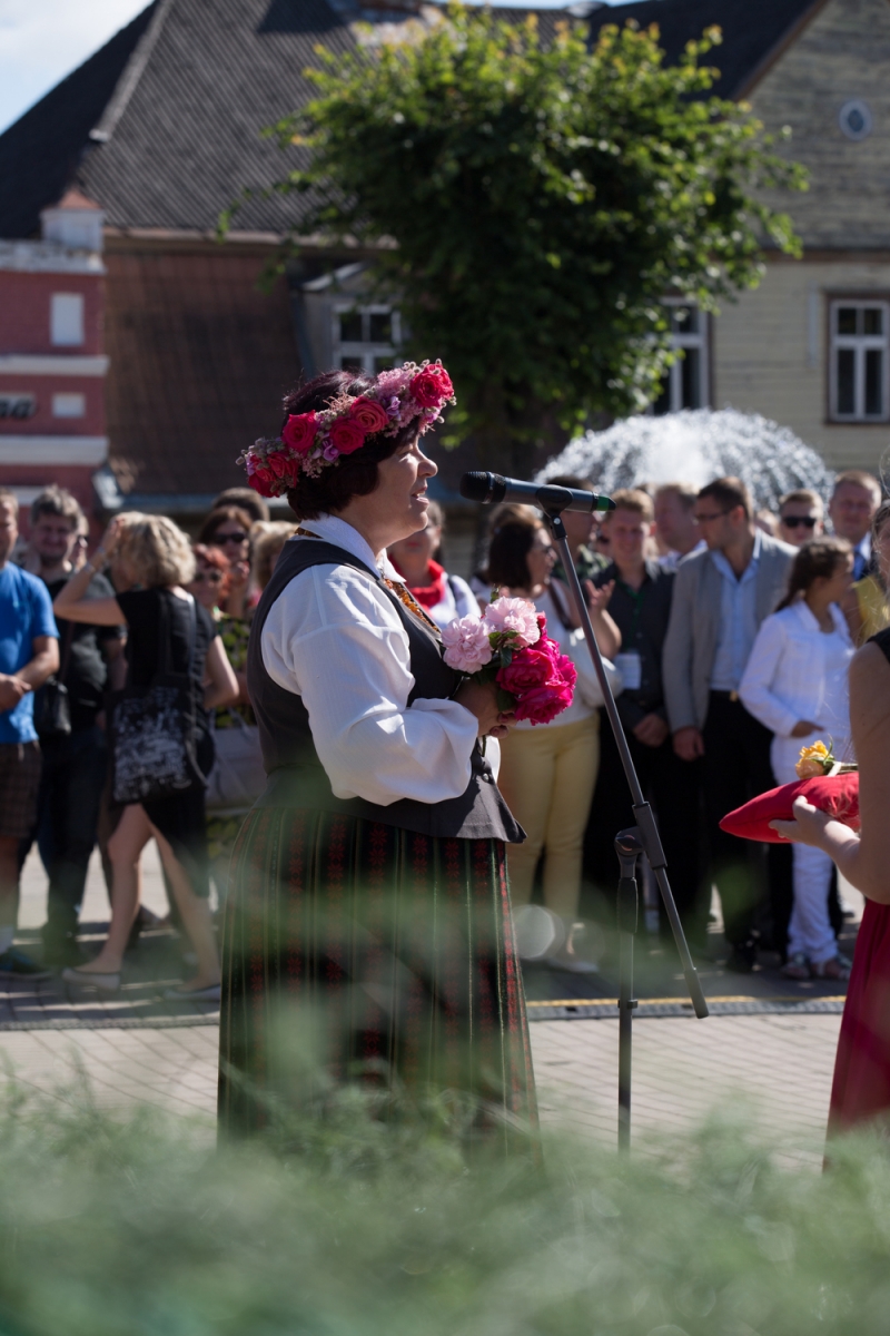 Pirmās rozes ievīšana Rožu vainagā