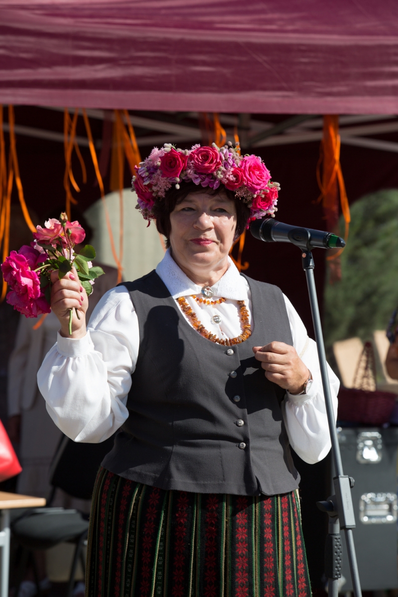 Pirmās rozes ievīšana Rožu vainagā