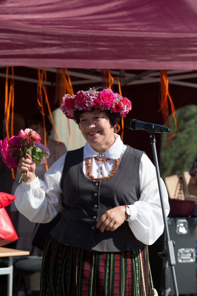 Pirmās rozes ievīšana Rožu vainagā