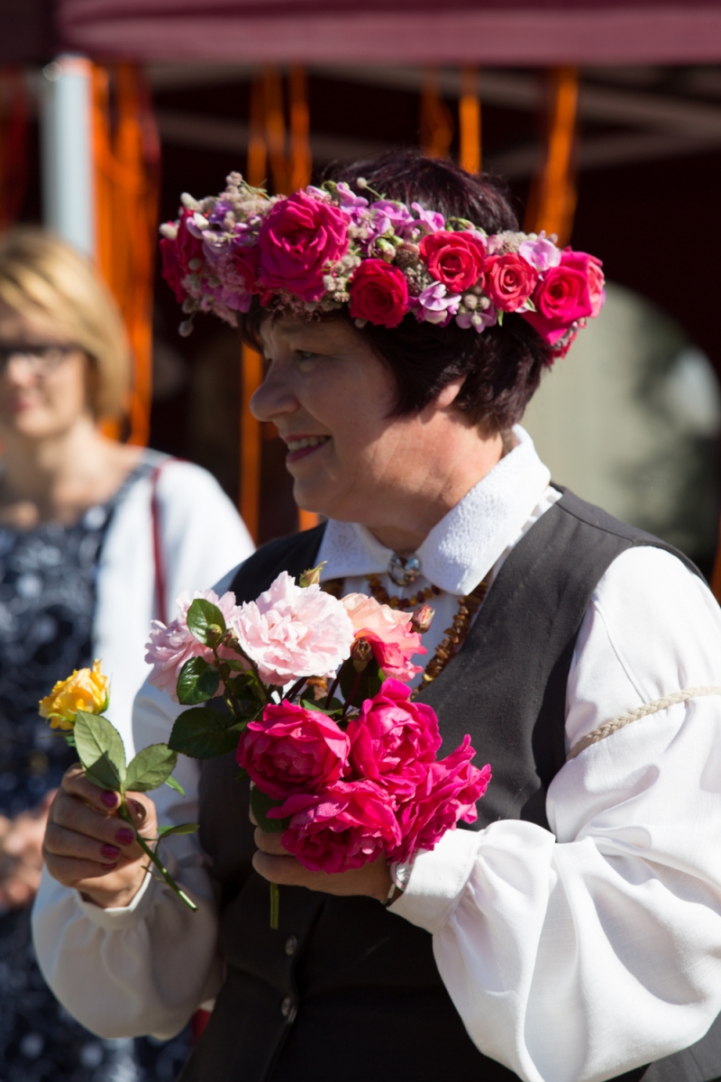 Pirmās rozes ievīšana Rožu vainagā