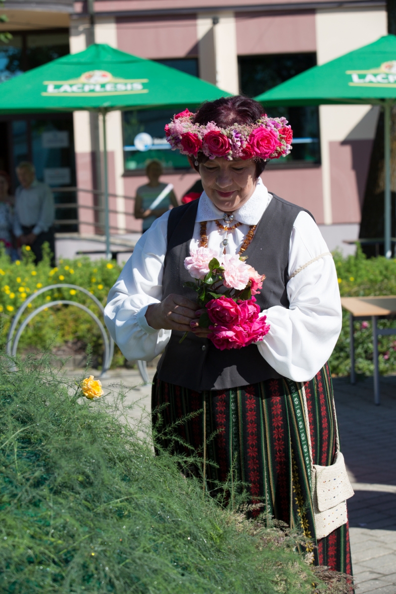 Pirmās rozes ievīšana Rožu vainagā