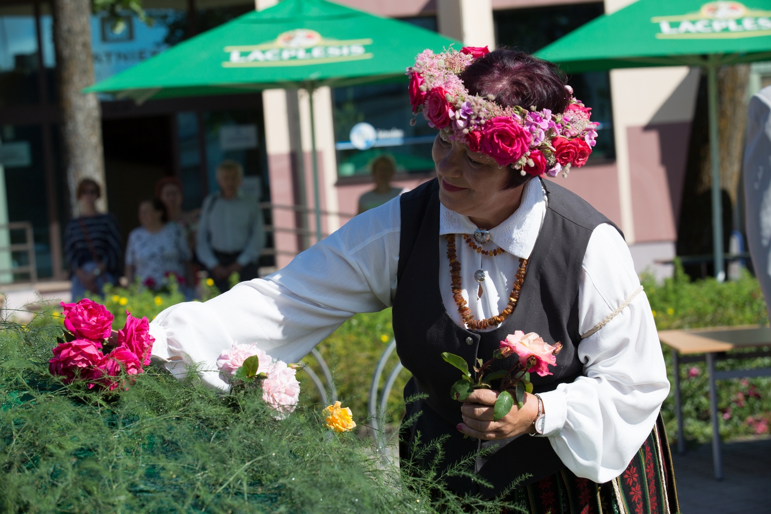 Pirmās rozes ievīšana Rožu vainagā