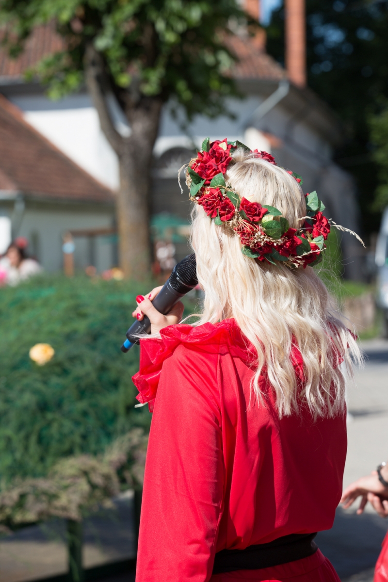 Pirmās rozes ievīšana Rožu vainagā