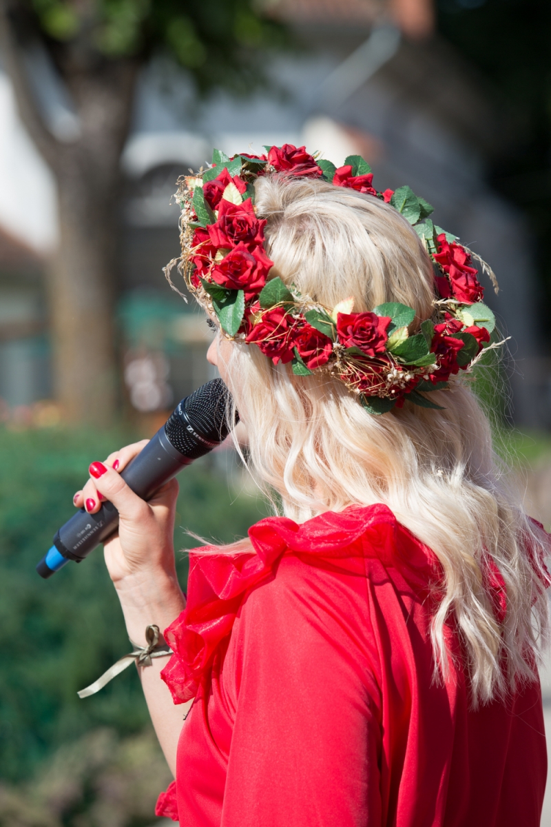 Pirmās rozes ievīšana Rožu vainagā