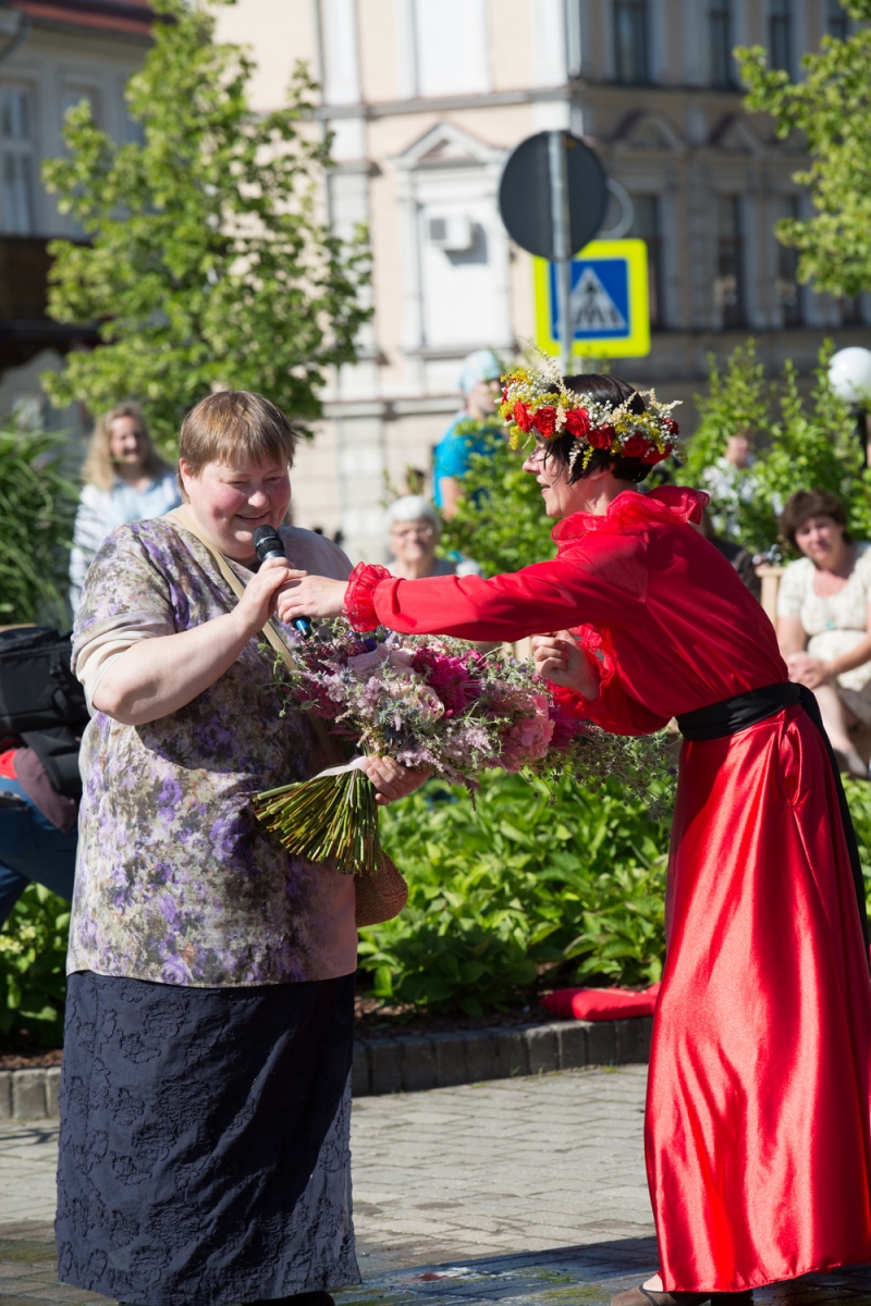 Pirmās rozes ievīšana Rožu vainagā