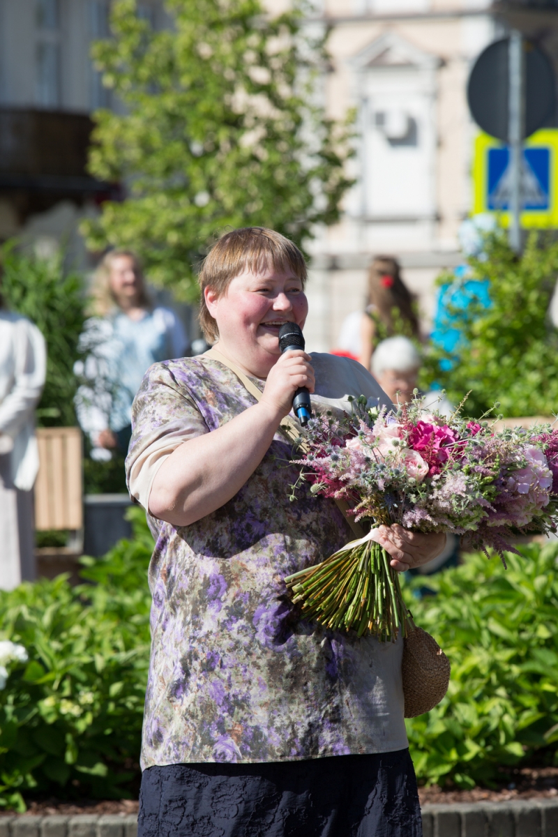 Pirmās rozes ievīšana Rožu vainagā