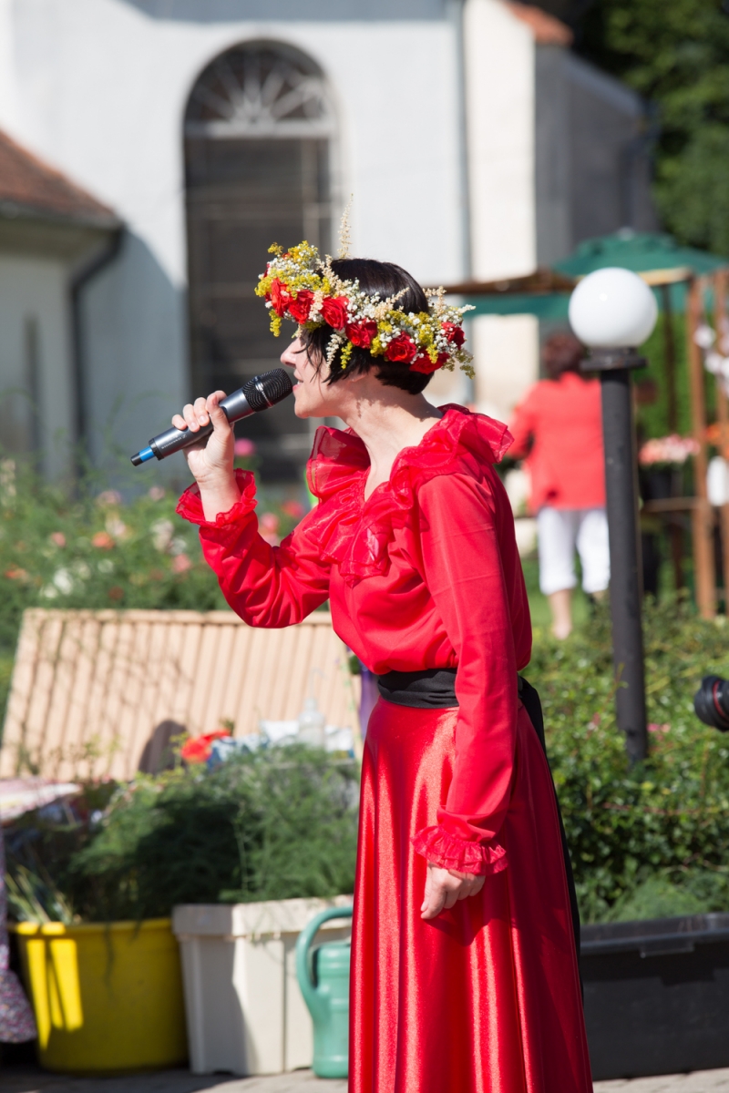 Pirmās rozes ievīšana Rožu vainagā